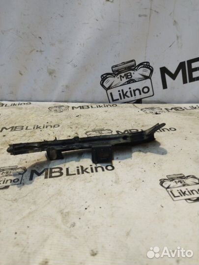 Уплотнитель моторного отсека левый Mercedes W221