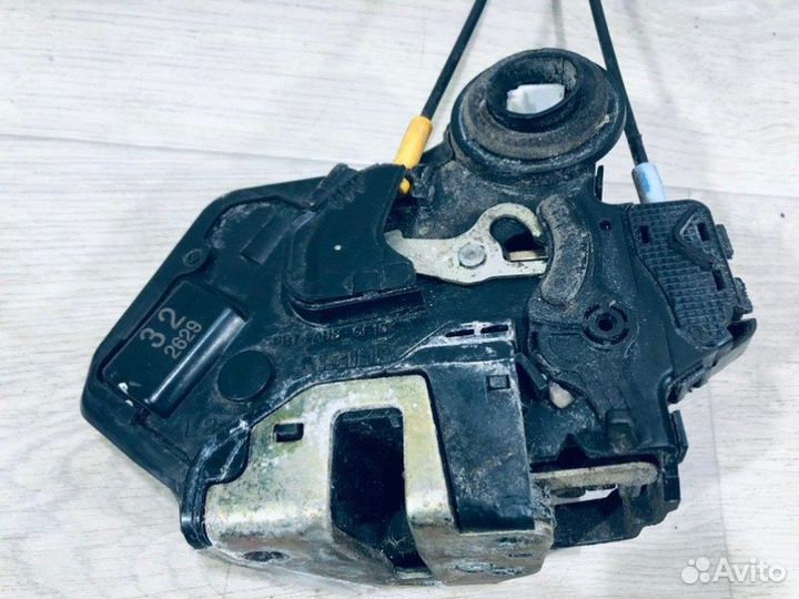 Замок двери задний правый Toyota Corolla E12