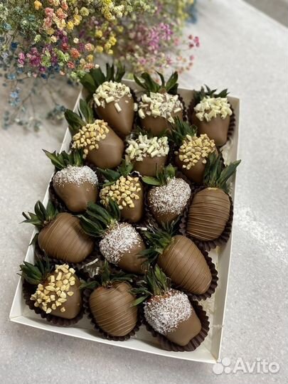 Клубника в шоколаде, банан, финики,букеты