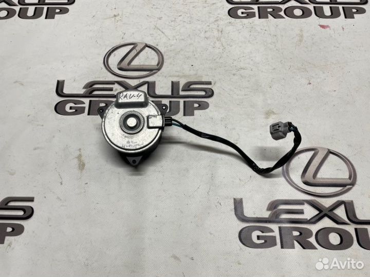 Мотор охлаждения радиаторов прав. Toyota RAV4