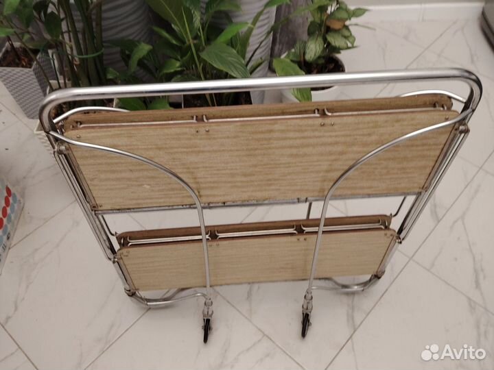 Столик на колесиках складной