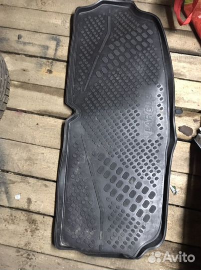 Резиновый коврик в багажник