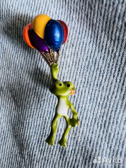 Значок брошь лягушка на воздушном шаре