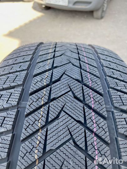 Sonix WinterXPro 999 275/40 R21 и 315/35 R21 122U