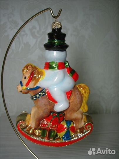 Елочная игрушка снеговик на лошадке