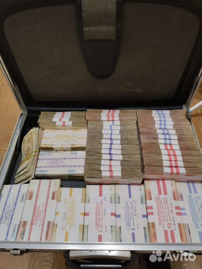 Пачки денег СССР в дипломате, кейсе