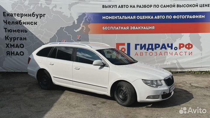 Фара противотуманная правая Skoda Superb (3T) 3T0941700A