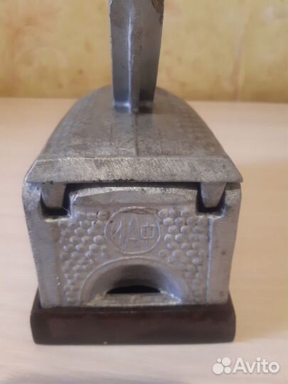 Старинный угольный утюг. иаф