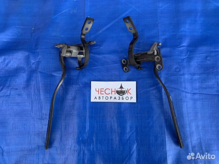 Петля крышки багажника Volkswagen Touareg до 2010г