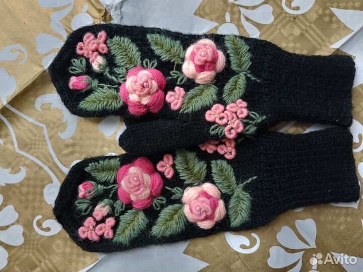 Варежки ручной работы с вышивкой