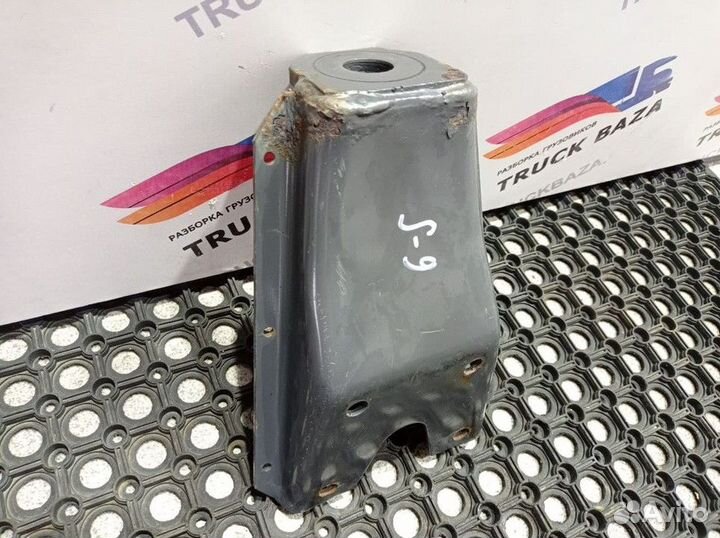 Кронштейн переднего амортизатора