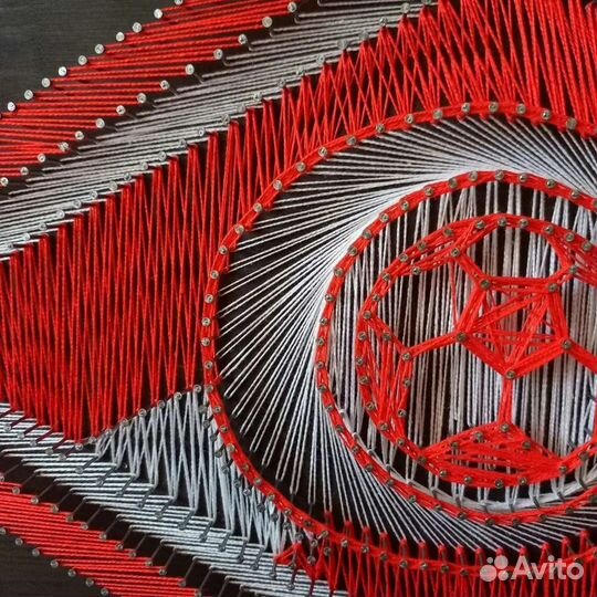 Картина из гвоздей и ниток