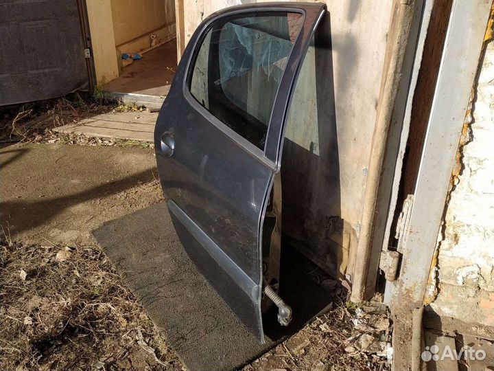 Задняя правая дверь peugeot 206