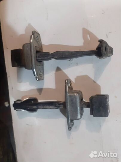 Ограничитель дверей Mitsubishi Lancer 10