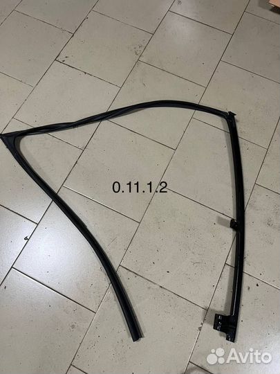 Уплотнитель стекла двери Lexus NX