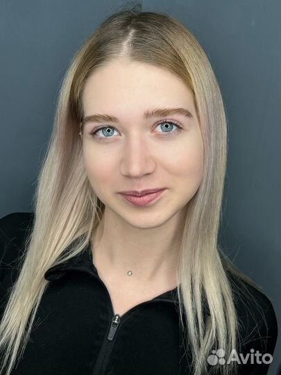 Модель на брови