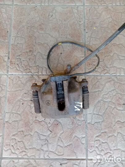 Супорт передний левый на мерседес 124