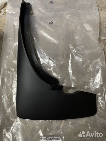Брызговик Nissan 63851EB300 Navara левый передний