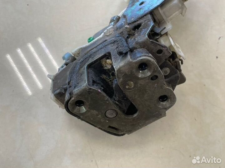 Замок боковой двери задний левый Nissan Almera N15