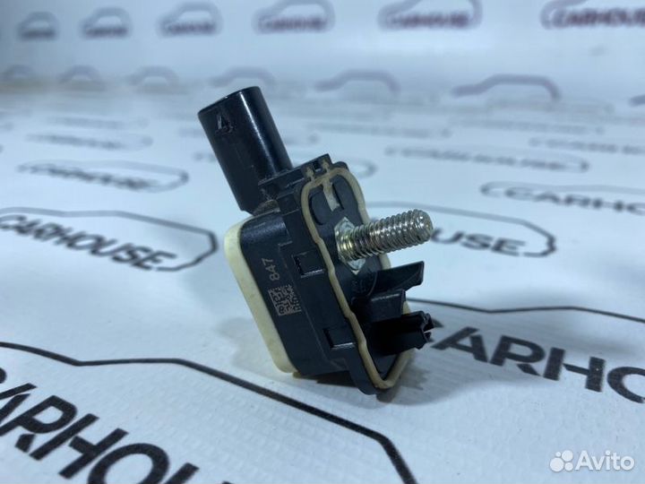 Датчик удара передний правый Volkswagen Touareg NF