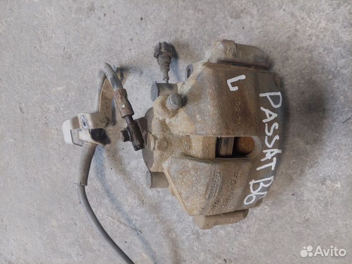 Суппорт тормозной передний Volkswagen Passat