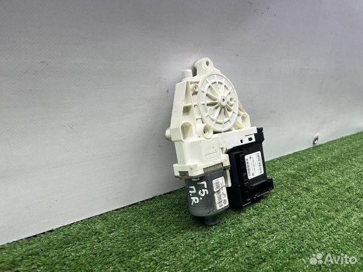 Моторчик стеклоподъемника передний правый Volkswagen1k0959792