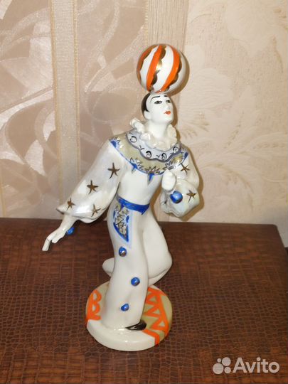 Статуэтка клоун с мячом