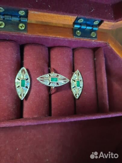 Золотые серьги и кольцо с изумрудом и фианитами