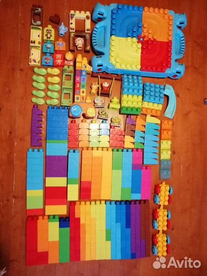 Конструктор mega bloks 436 деталей + столик