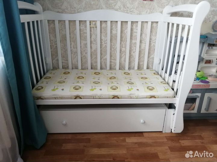 Детская кроватка с маятником+подарки