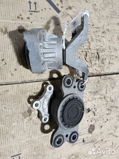 Подушка двс Volvo V70 BW (Переднее)