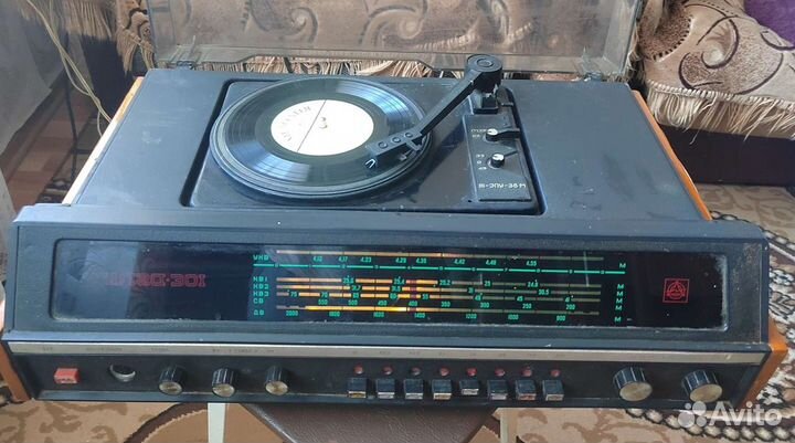 Радиола / радиоприёмник проигрыватель винила