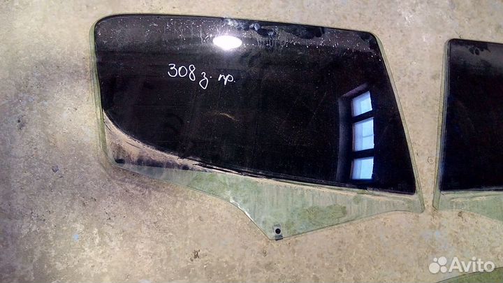 Стекло двери заднее правое Пежо 308 Peugeot