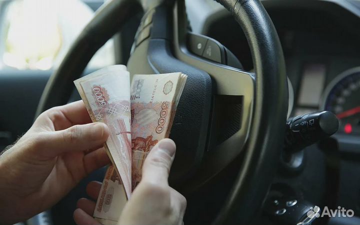 Водитель на грузовой машине на работу