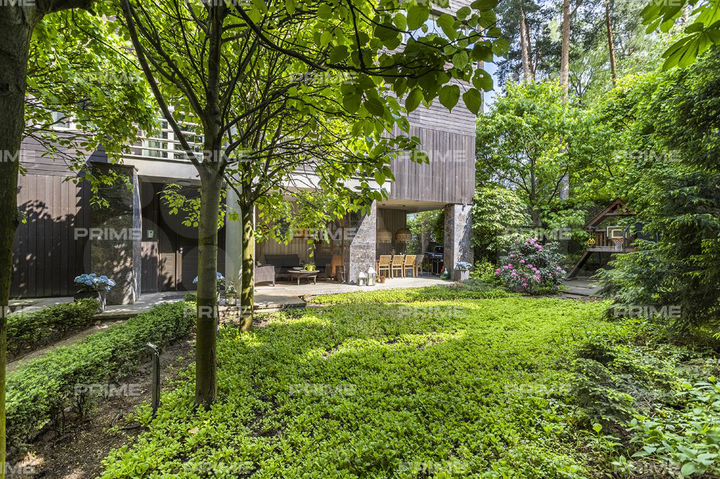 Дом 900 м² на участке 17 сот.