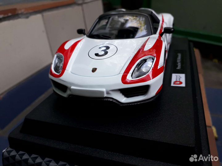 Модель 1:24 Porsche 918 Weissach Burago