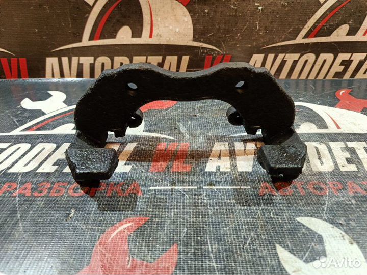 Скоба суппорта передняя правая Ford Focus 2