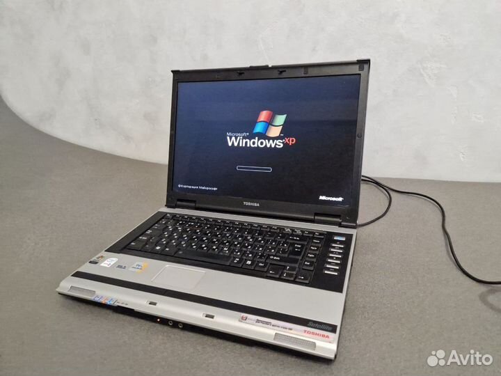 Раритетный ноутбук Toshiba на Windows XP