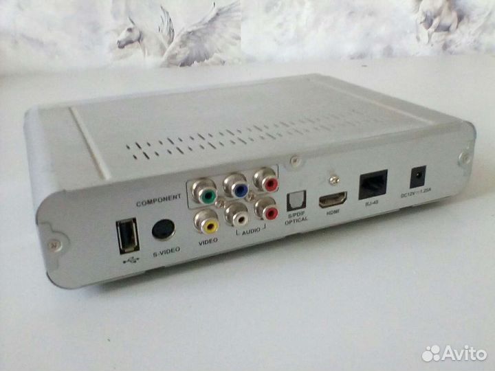 Телевизионная приставка и маршрутизатор D-link
