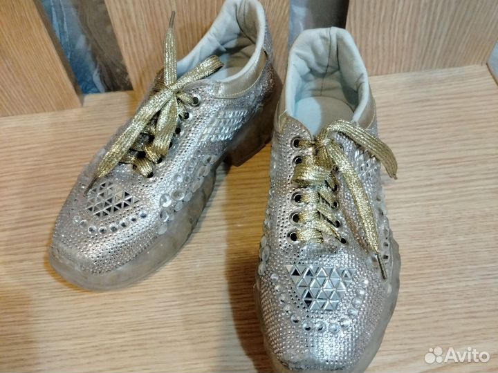 Кроссовки женские