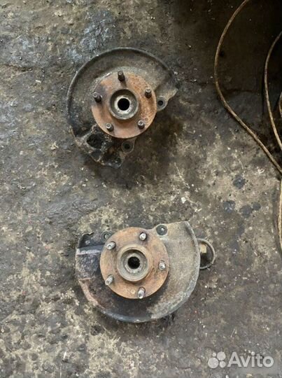 Кулак ступица правый Mitsubishi Lancer 9 седан 1.6