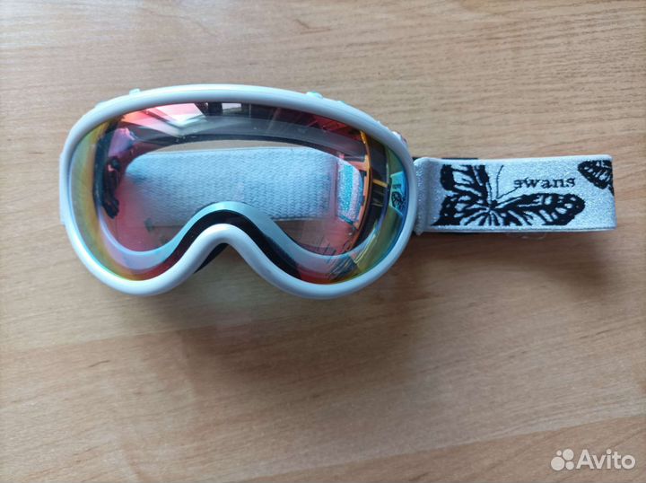 Горнолыжные очки и перчатки