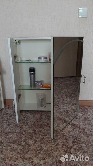 Навесная тумба с зеркалом в ванную