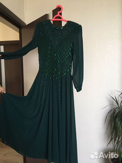 Вечернее платье сверкающе изумрудного цвета