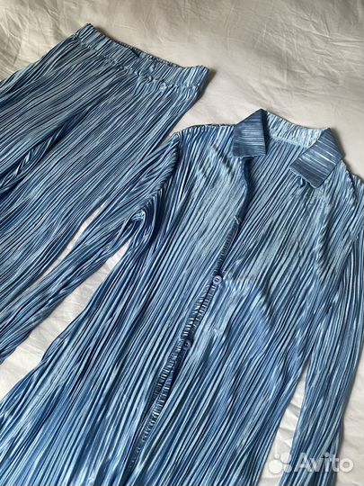 Плиссированный костюм голубого цвета