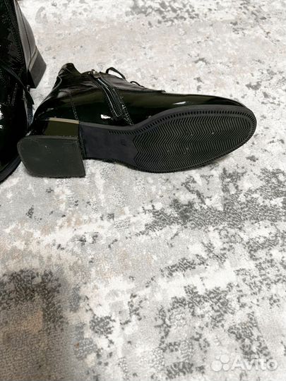 Зимние женские сапоги 38 лаковые новые