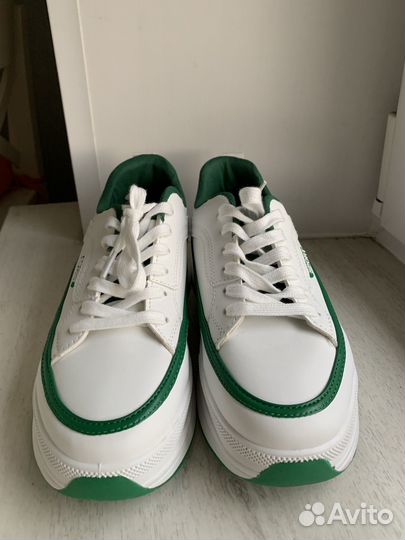 Кроссовки женские