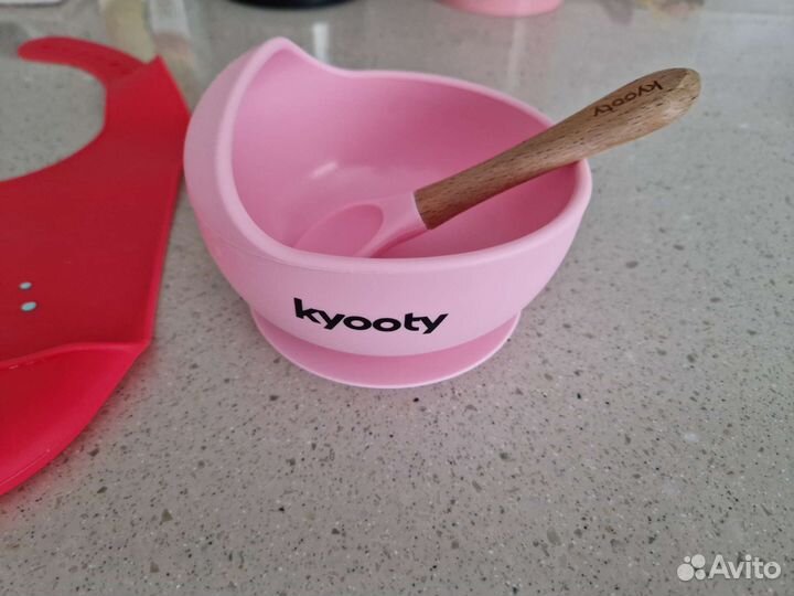 Детская посуда (тарелка, ложка, нагрудник)