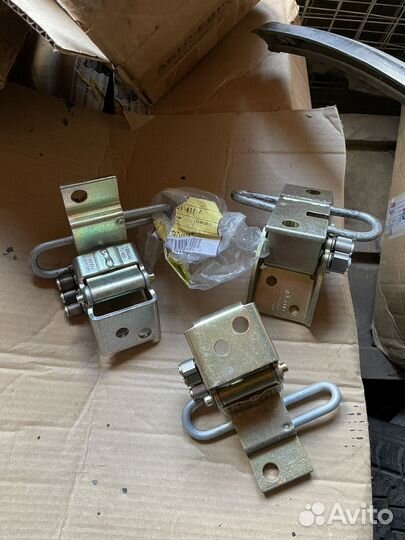 Петля передняя Audi A4 B5/Passat B5