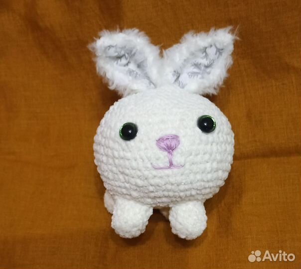 Вязаная игрушка заяц
